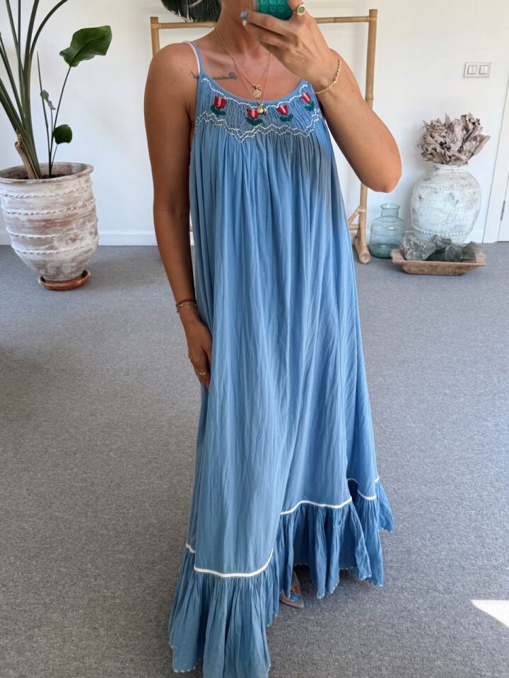 MAVİ ÇİÇEK İŞLEMELİ ASKILI İTHAL ELBİSE