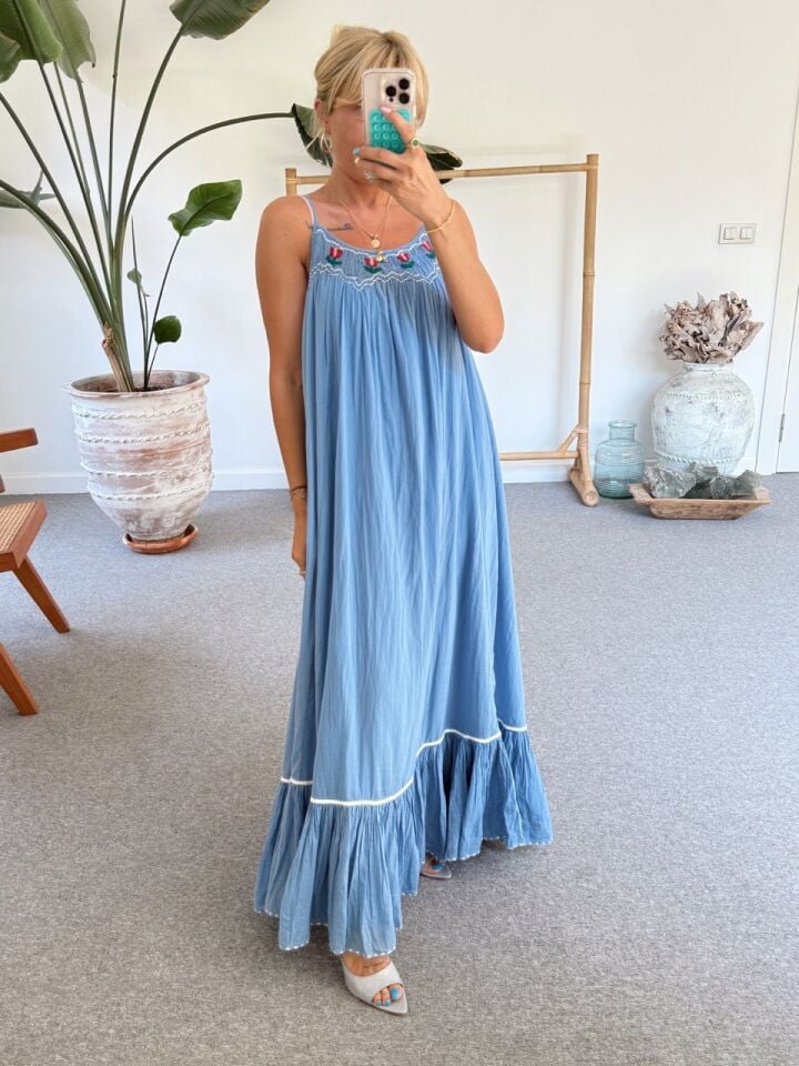 MAVİ ÇİÇEK İŞLEMELİ ASKILI İTHAL ELBİSE