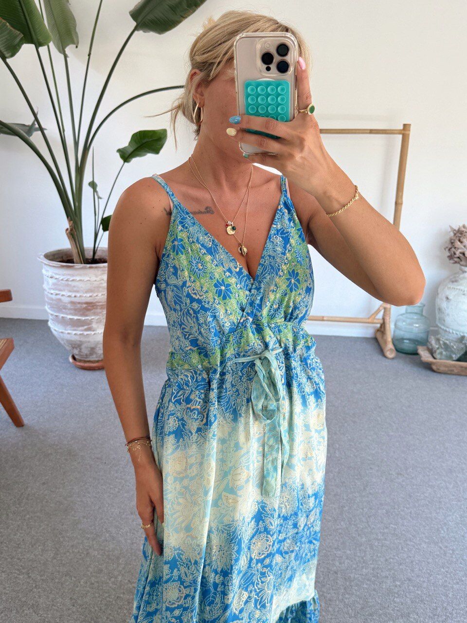 MAVİ - MİNT DESENLİ SIRT DEKOLTELİ İTHAL ELBİSE