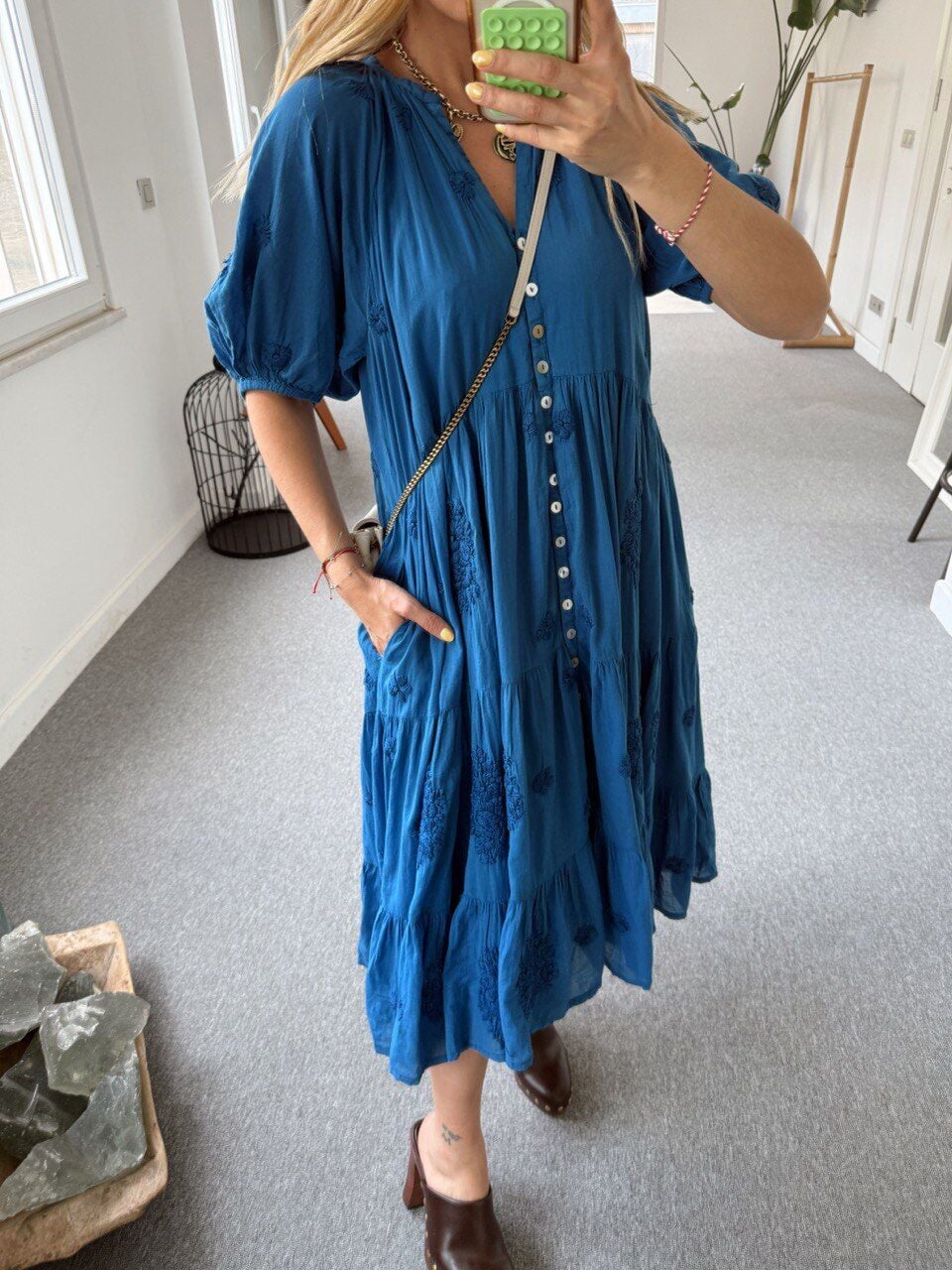 KOYU MAVİ İŞLEMELİ KOL DETAY İTHAL ELBİSE