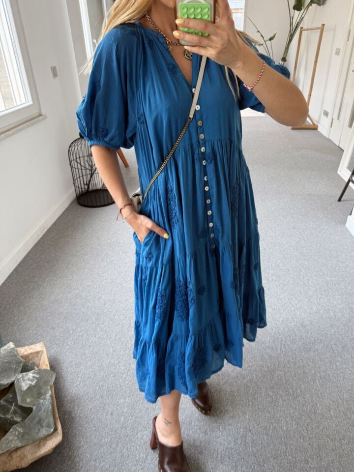 KOYU MAVİ İŞLEMELİ KOL DETAY İTHAL ELBİSE