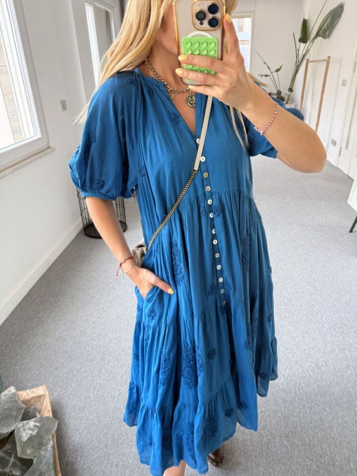 KOYU MAVİ İŞLEMELİ KOL DETAY İTHAL ELBİSE