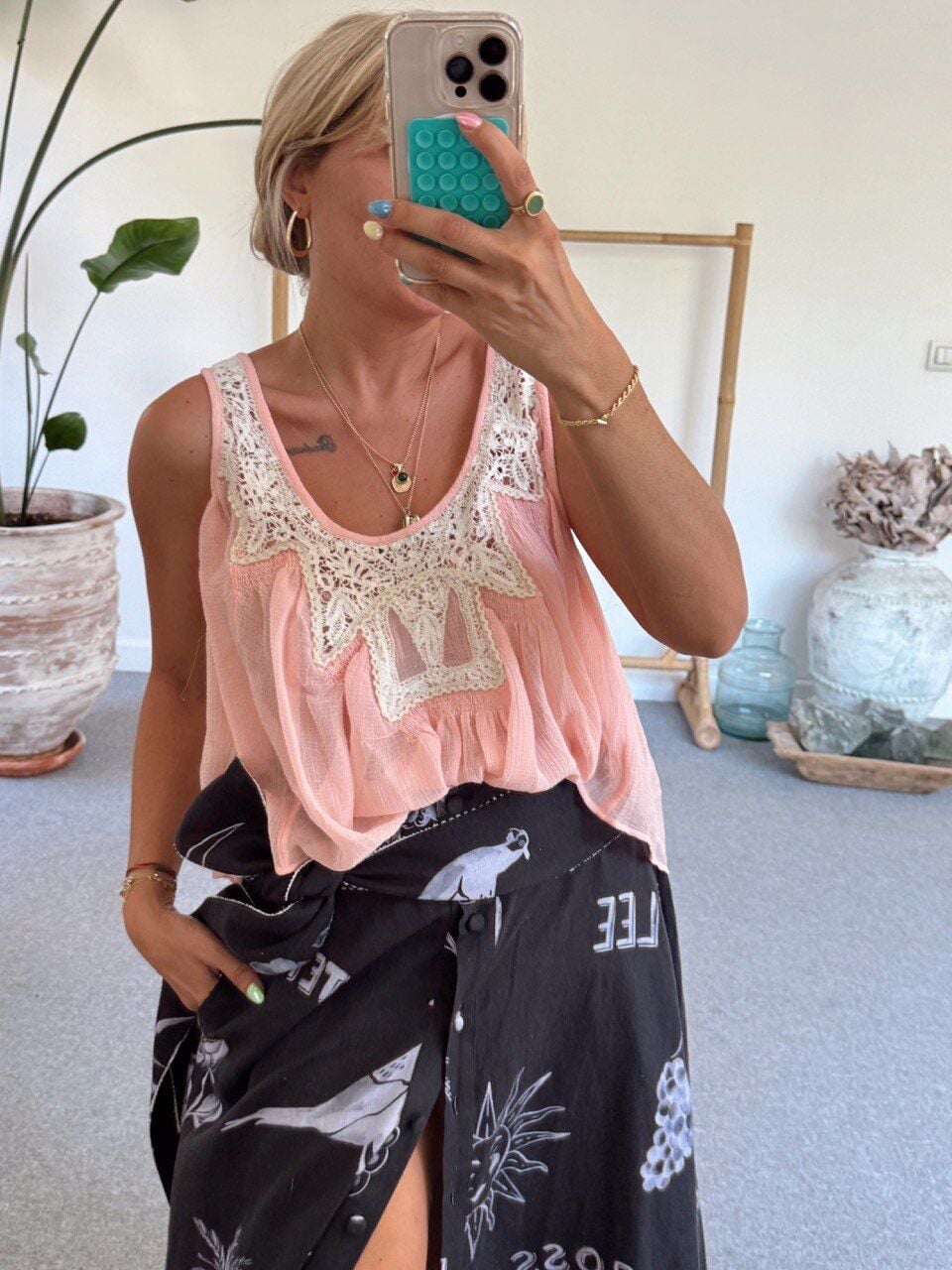 YAVRUAĞZI DANTEL DETAY SIRT DEKOLTELİ İTHAL BLUZ