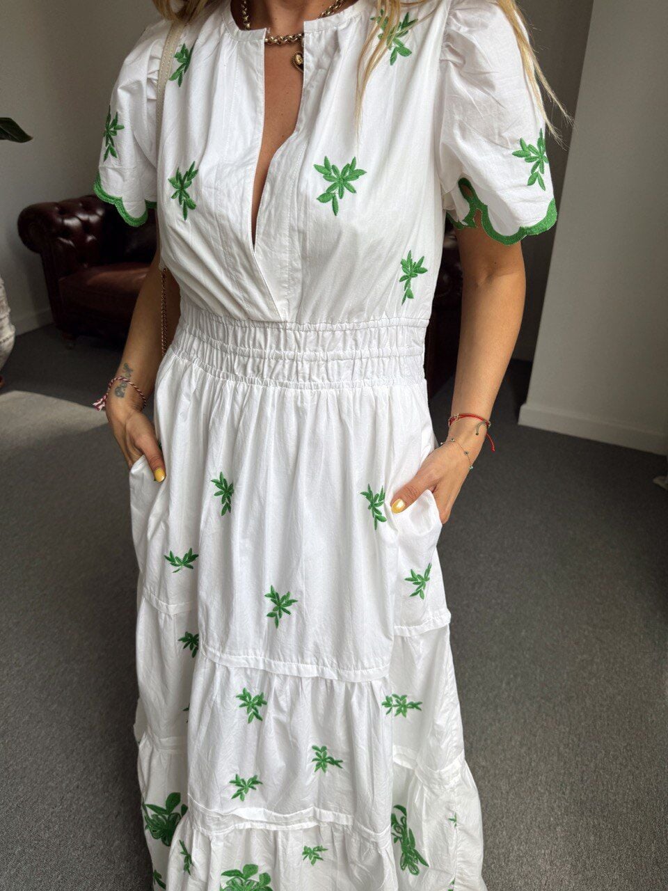 BEYAZ-YEŞİL İŞLEMELİ İTHAL ELBİSE