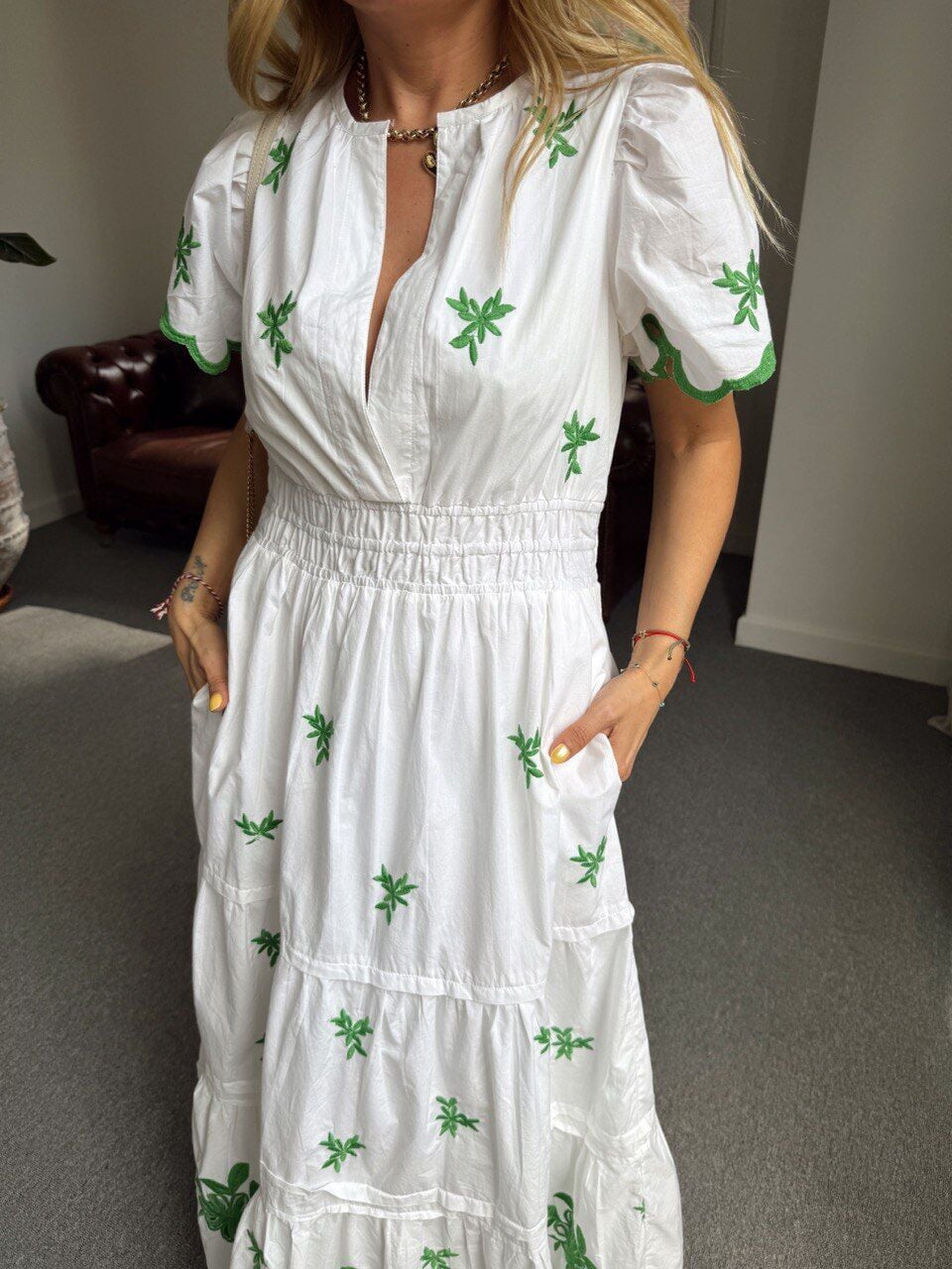 BEYAZ-YEŞİL İŞLEMELİ İTHAL ELBİSE