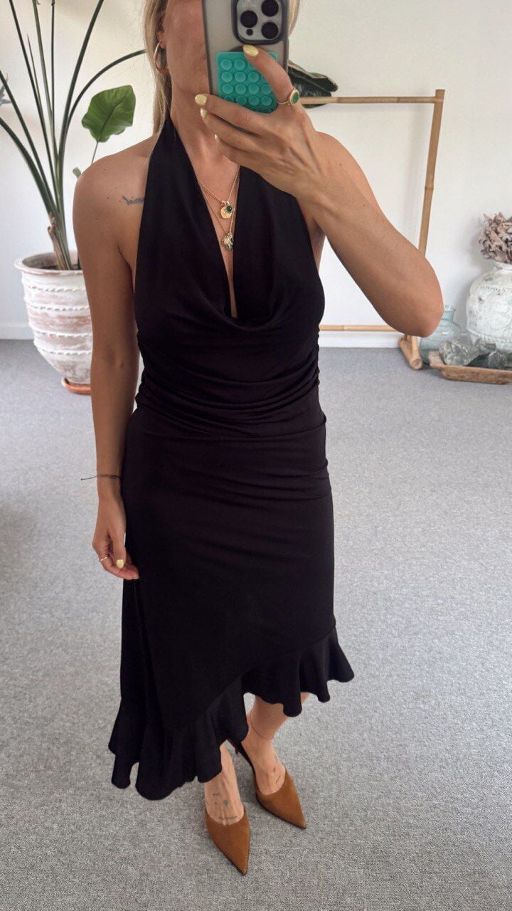 ASİMETRİK VOLANLI SIRT DETAY ELBİSE