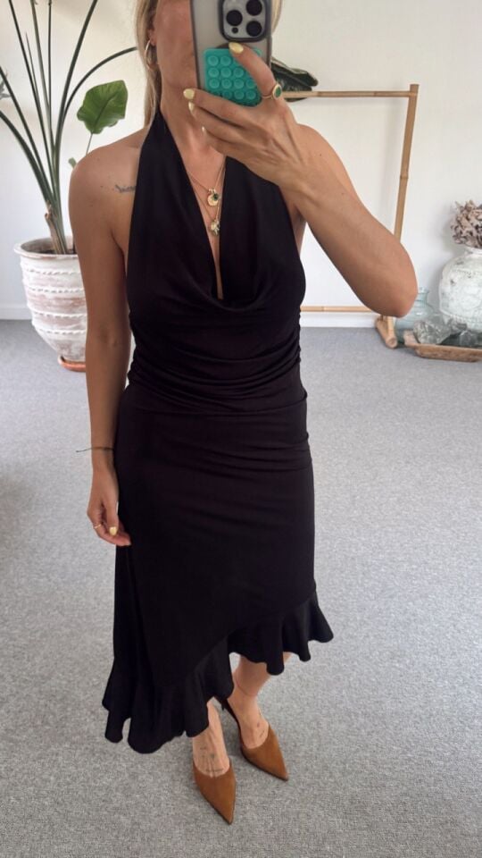 ASİMETRİK VOLANLI SIRT DETAY ELBİSE