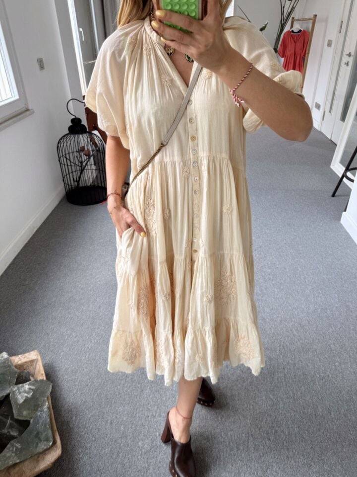 KREM İŞLEMELİ KOL DETAY İTHAL ELBİSE