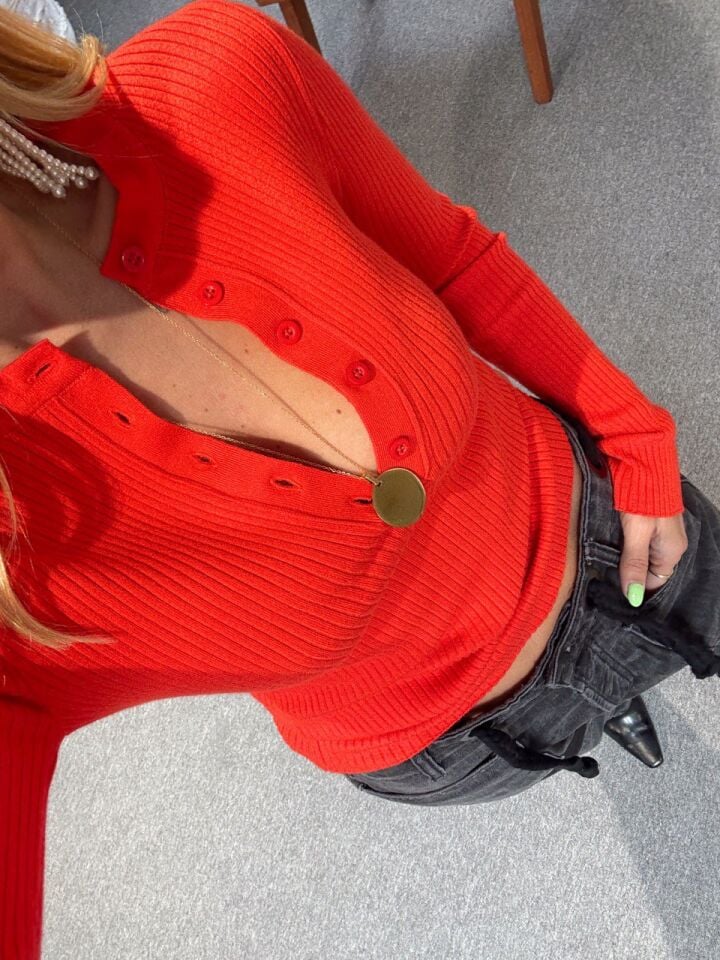 KIRMIZI FİTİLLİ DÜĞME DETAY TRİKO L