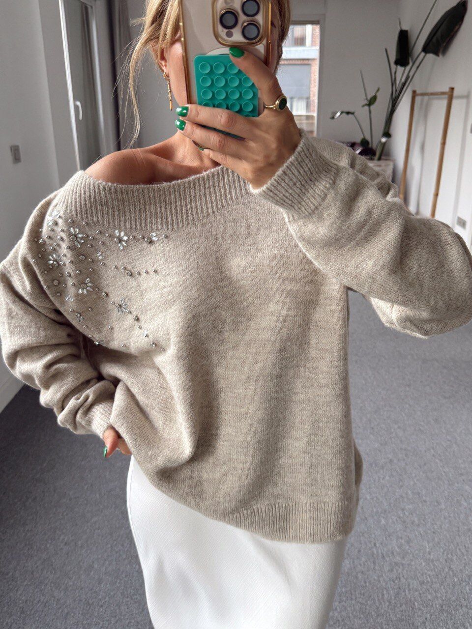 BEJ OMUZDAN TAŞLI KAZAK