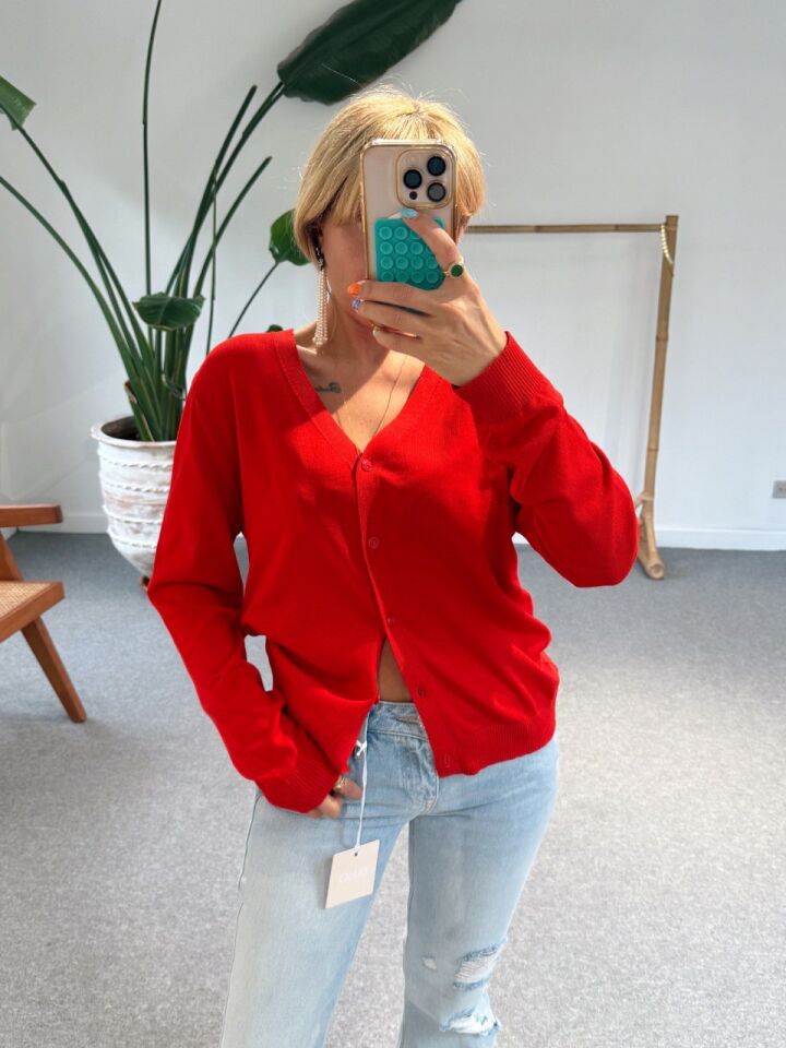 KIRMIZI V YAKA DÜĞMELİ HIRKA