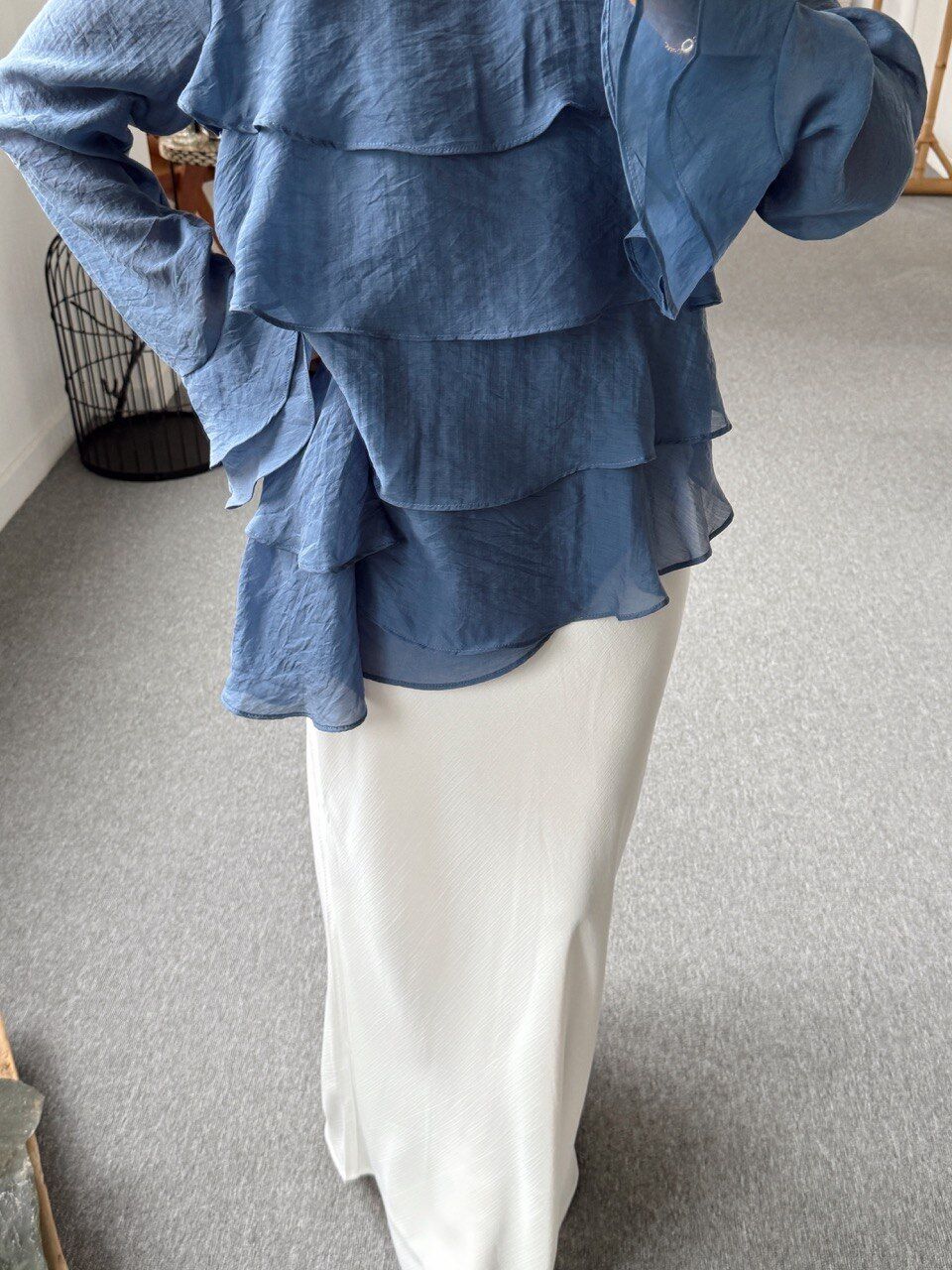 MAVİ KAT KAT VOLANLI BLUZ