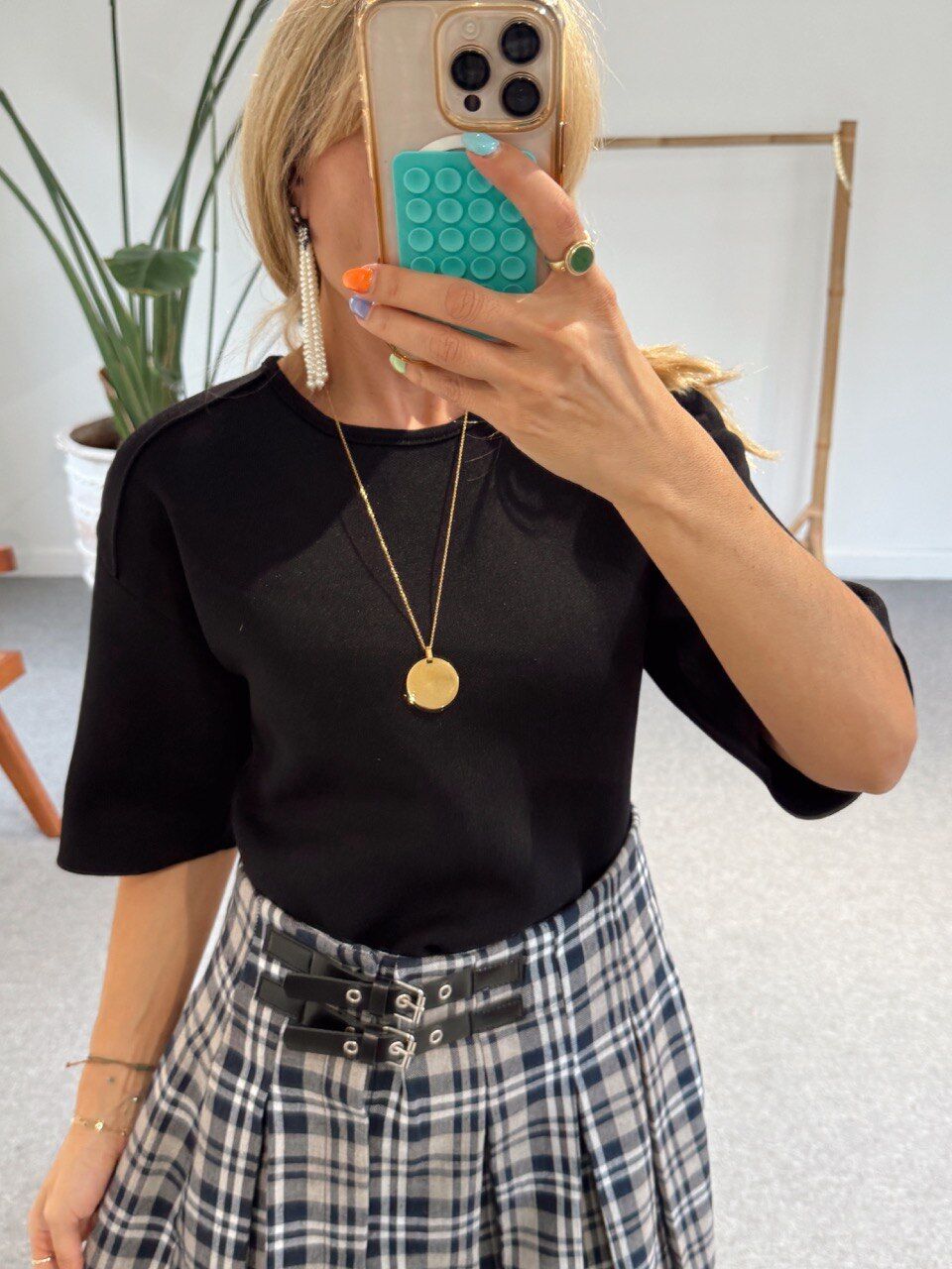 SİYAH SIRT DETAY KISA KOL TRİKO