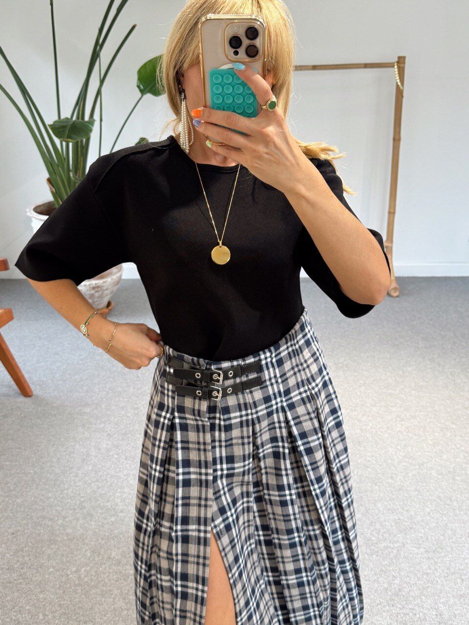 SİYAH SIRT DETAY KISA KOL TRİKO