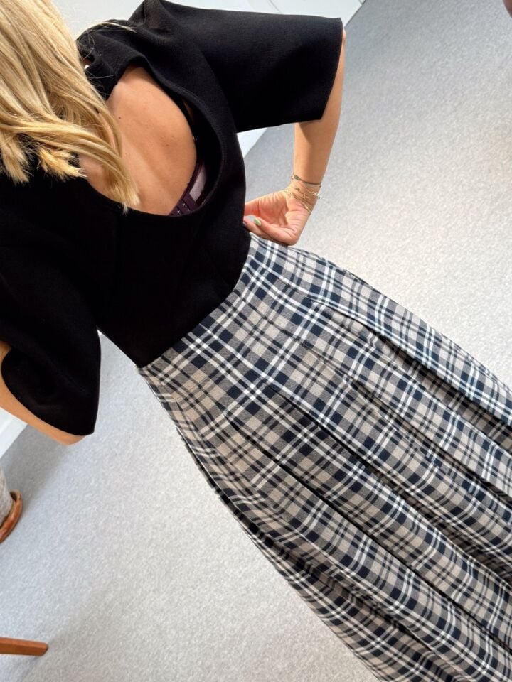 SİYAH SIRT DETAY KISA KOL TRİKO