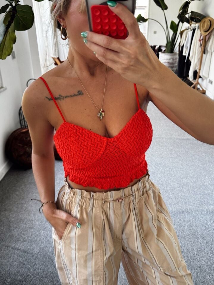 NAR ÇİÇEĞİ ASKILI DANTEL TOP