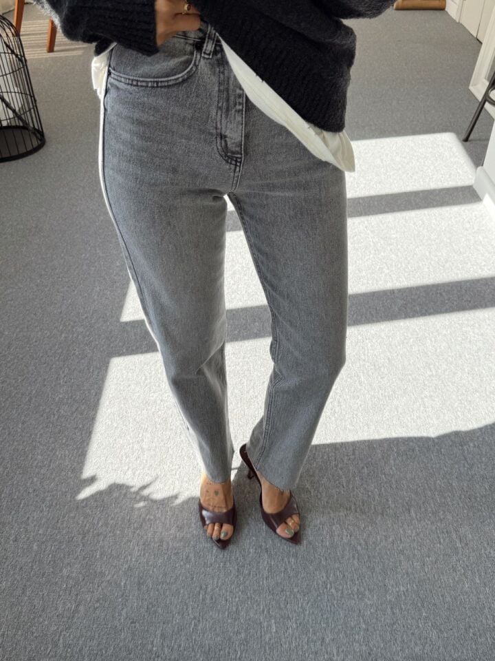 GRİ TAŞLANMIŞ BOYFİT PAÇASI KESİK JEAN