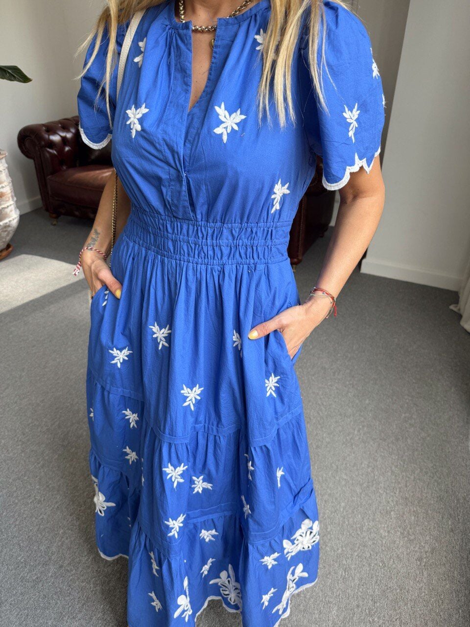 MAVİ-BEYAZ İŞLEMELİ İTHAL ELBİSE