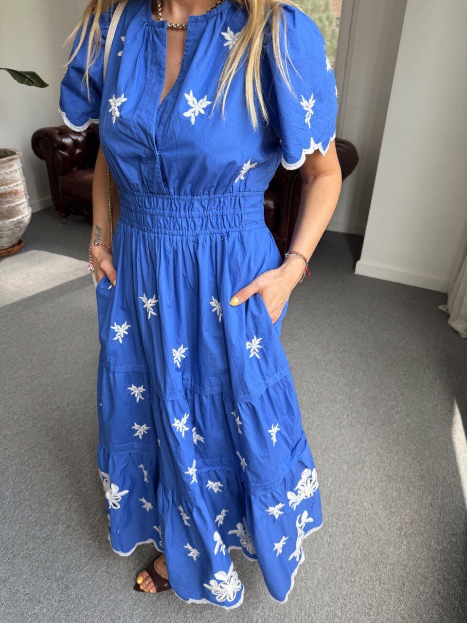 MAVİ-BEYAZ İŞLEMELİ İTHAL ELBİSE