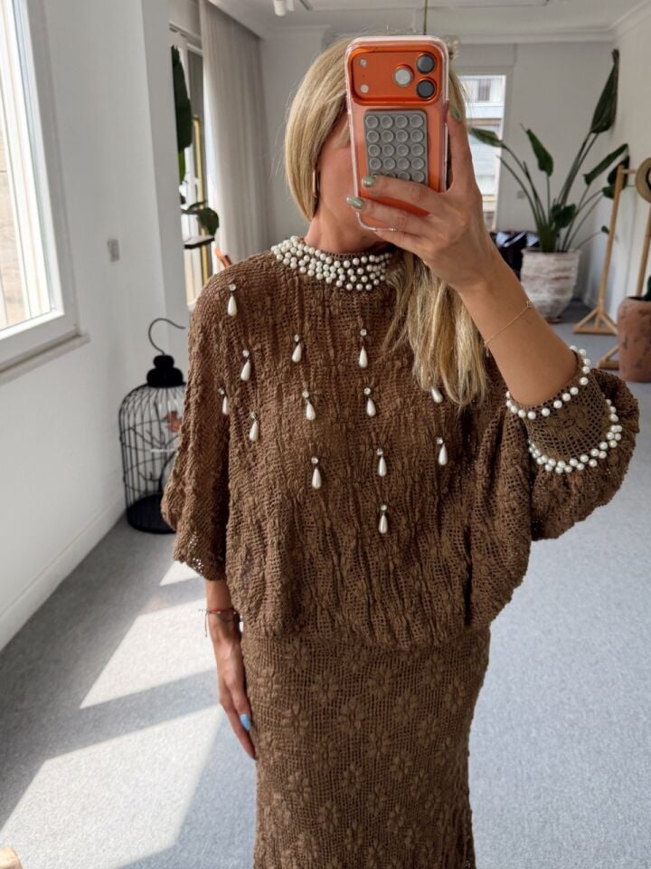 KAHVE İNCİ İŞLEMELİ BLUZ- ETEK İTHAL TAKIM