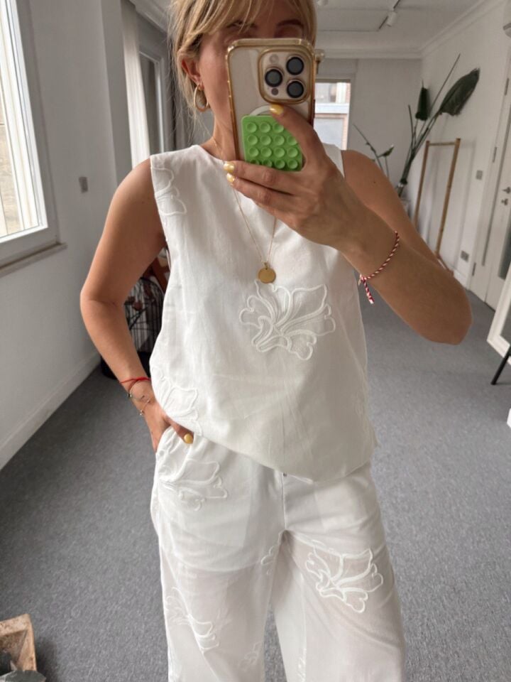 BEYAZ NAKIŞLI BLUZ PANTOLON TAKIM