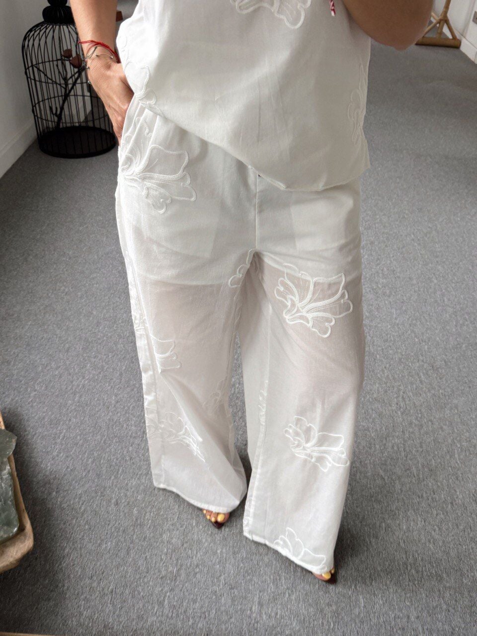 BEYAZ NAKIŞLI BLUZ PANTOLON TAKIM