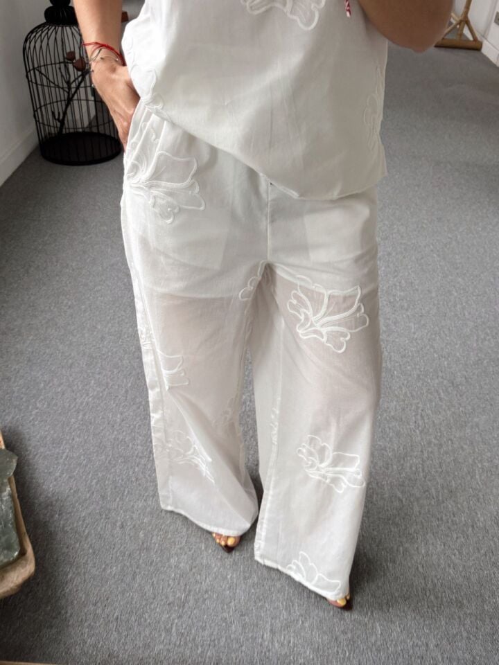 BEYAZ NAKIŞLI BLUZ PANTOLON TAKIM