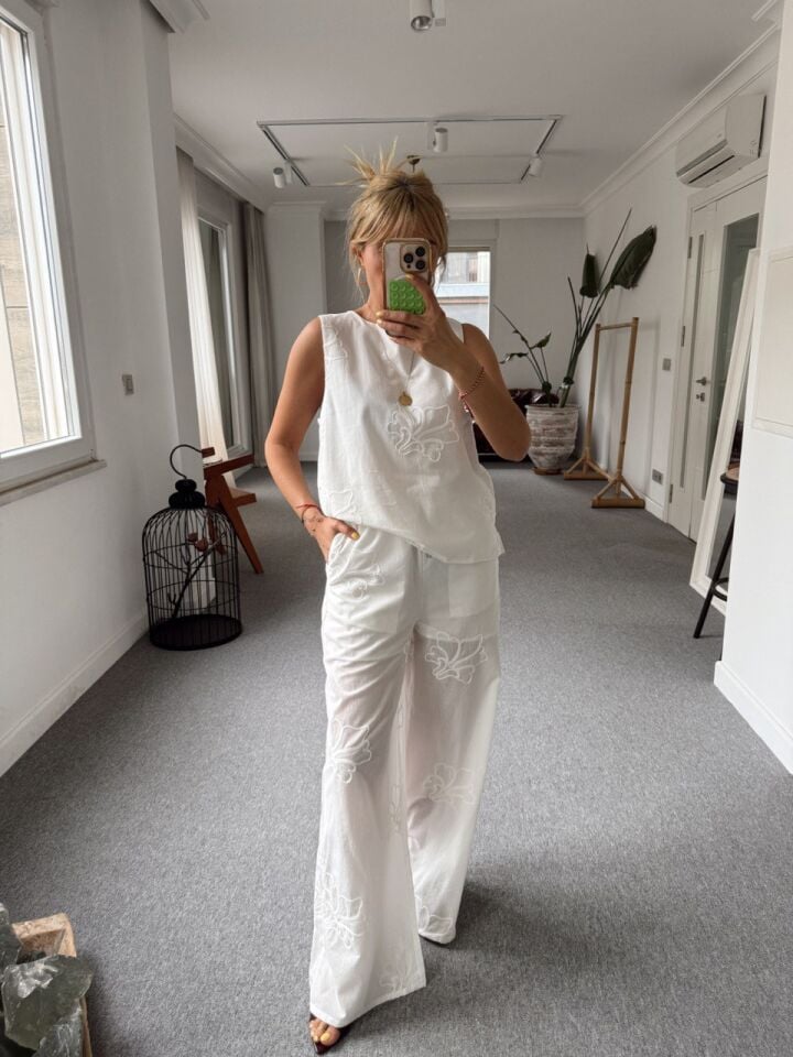 BEYAZ NAKIŞLI BLUZ PANTOLON TAKIM