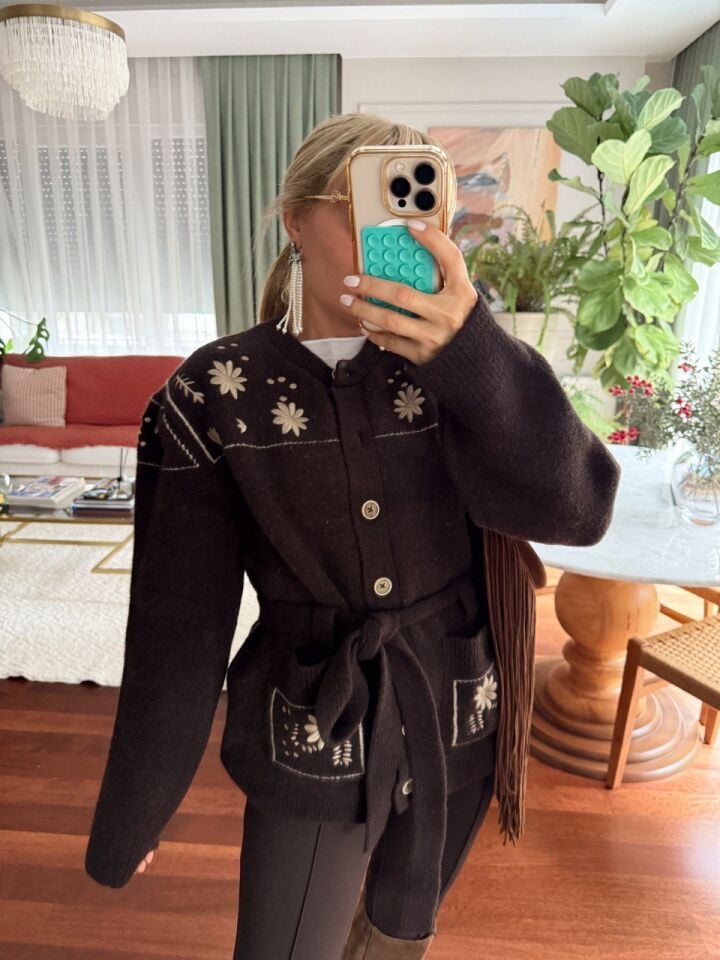 KAHVE NAKIŞLI BELDEN KUŞAKLI YÜN HIRKA