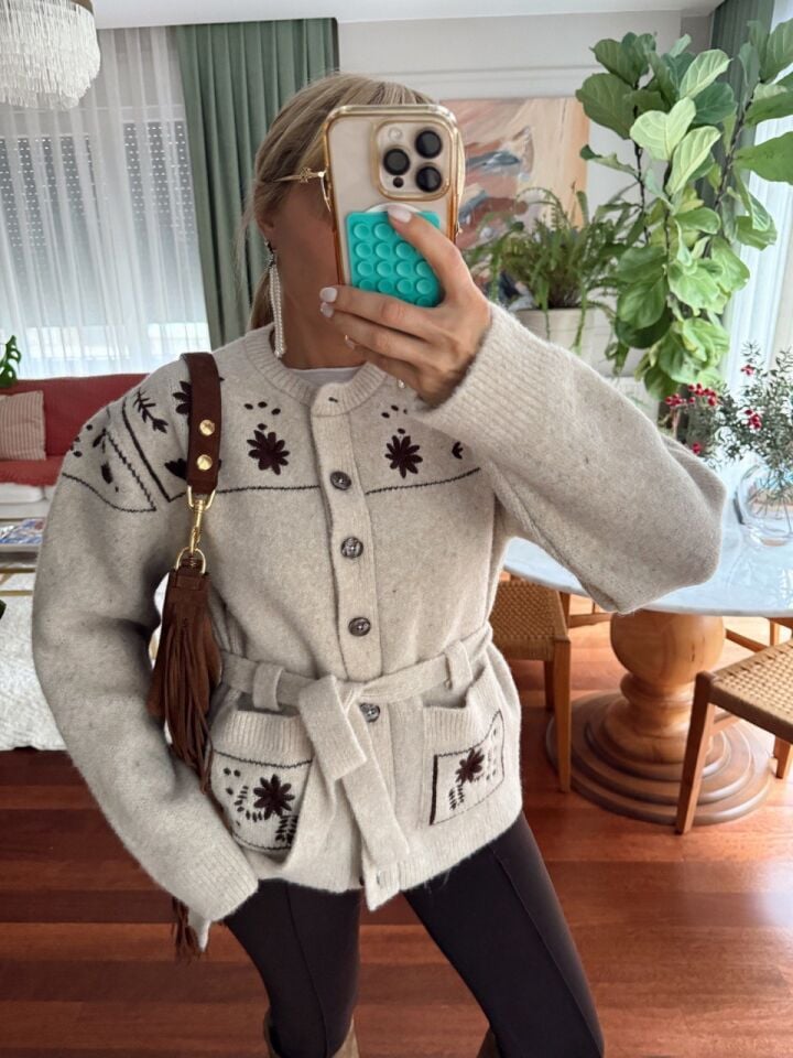 EKRU NAKIŞLI BELDEN KUŞAKLI YÜN HIRKA