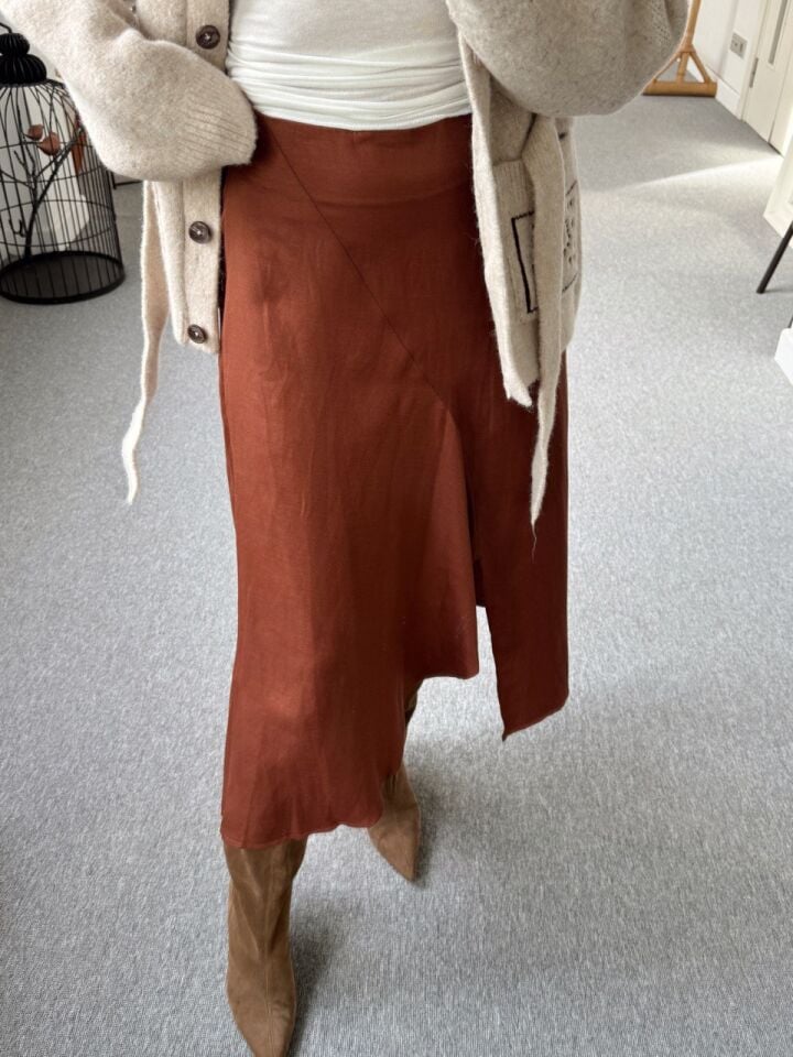 ASİMETRİK KESİM VOLANLI MİDİ İTHAL ETEK