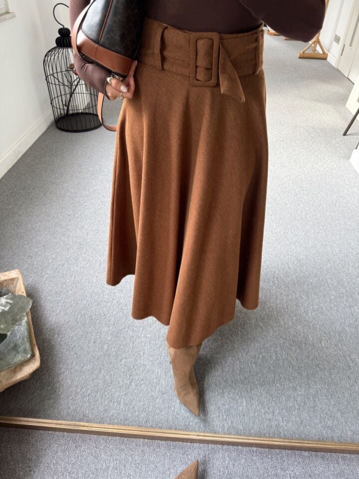 KAHVERENGİ KEMER DETAY İTHAL KAŞE ETEK