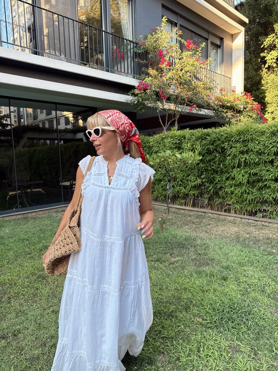 BEYAZ KOLSUZ DANTEL DETAY İTHAL ELBİSE